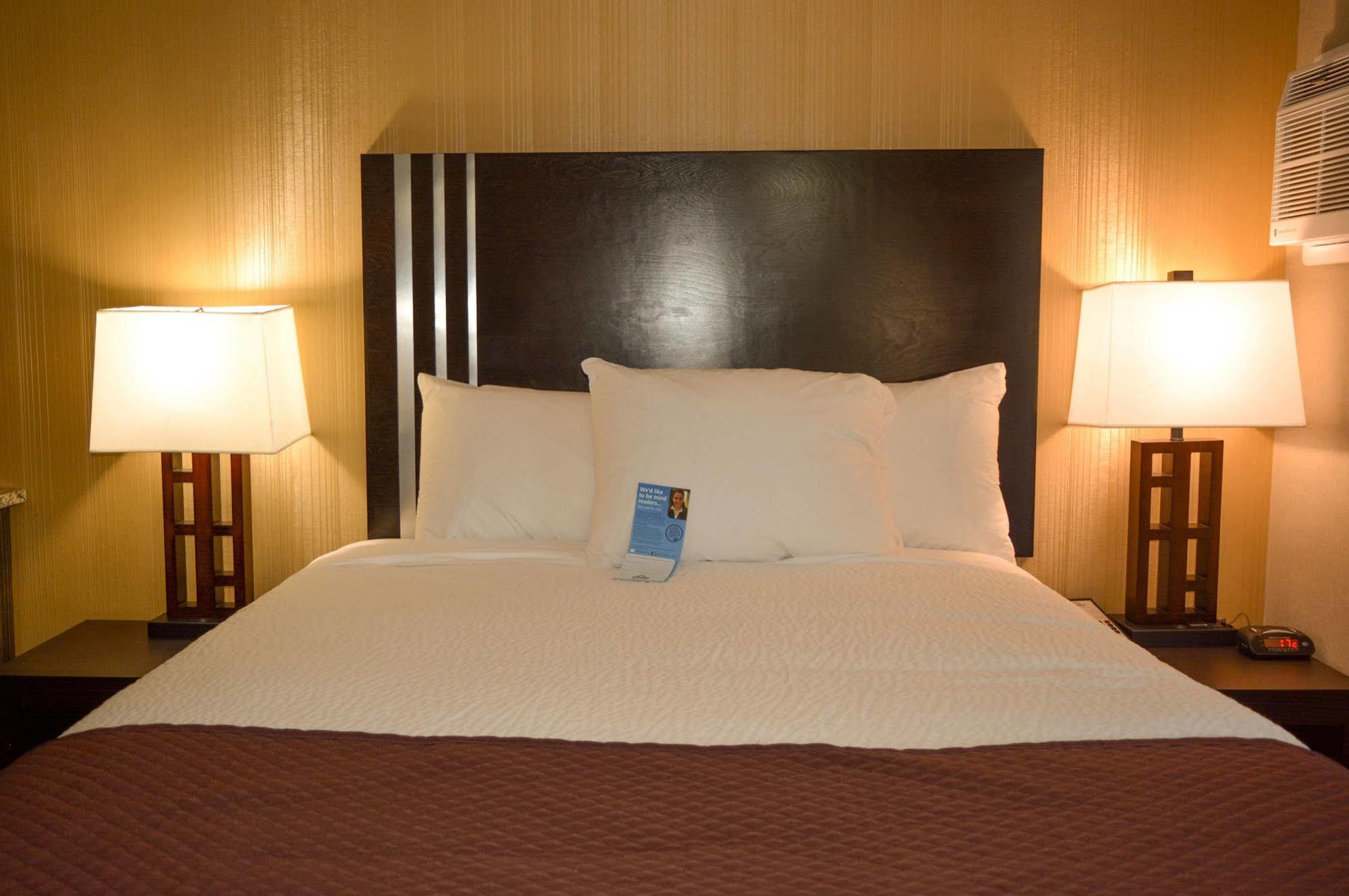 Days Inn By Wyndham Sylvan Lake Exterior photo
